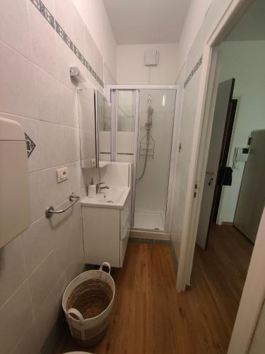 une salle de bain avec toilettes, lavabo et douche dans l'établissement Studio Cap Martin, à Roquebrune-Cap-Martin
