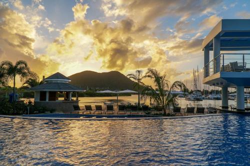 Majoituspaikassa Harbor Club St Lucia, Curio Collection by Hilton tai sen lähellä sijaitseva uima-allas