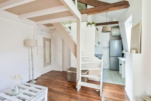 巴黎的住宿－Charming duplex studio in Paris - Welkeys，一间厨房的房间内的白色楼梯