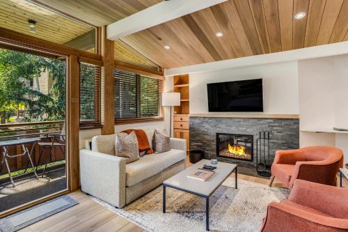 Laurelwood Condominiums 415 – Photos 3