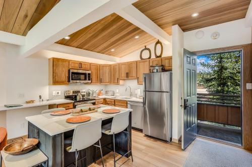 Laurelwood Condominiums 415 – Photos 2