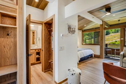 Ένα ή περισσότερα κρεβάτια σε δωμάτιο στο Laurelwood Condominiums 415