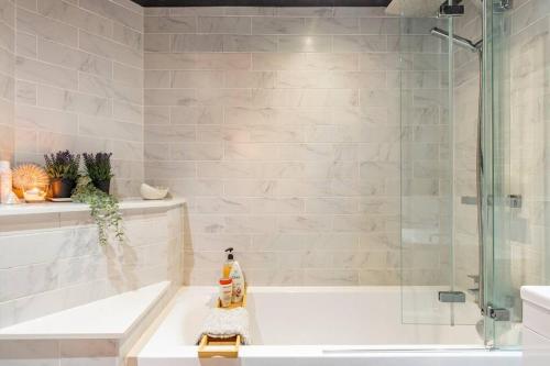 Koupelna v ubytování City-Centre Luxury Apartment