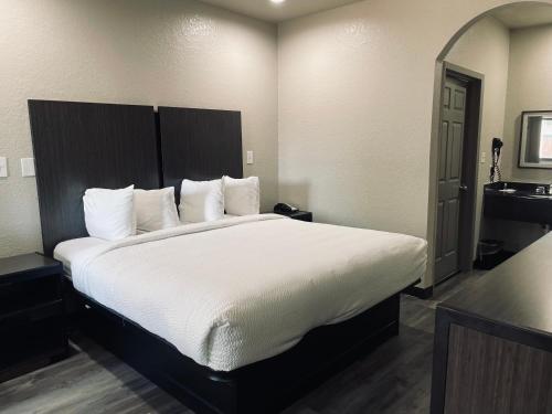 Katil atau katil-katil dalam bilik di Days Inn by Wyndham Dickinson TX