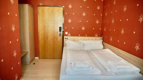 Кровать или кровати в номере Hotel Hafner - Self Check-In