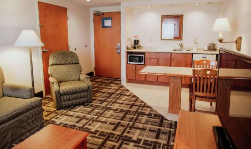 a room with a kitchen and a living room at Hampton Inn Torreon Airport-Galerias in Torreón