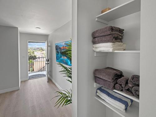 een kamer met een kast met handdoeken op planken bij Discount For 30 Days Plus Stay In Culver City in Los Angeles