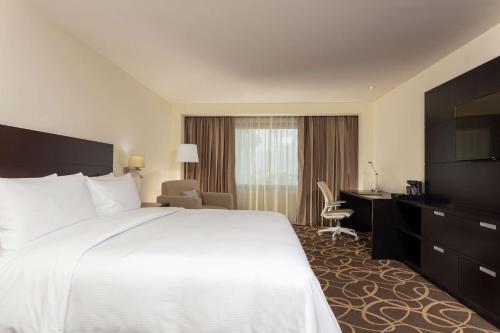 Postel nebo postele na pokoji v ubytování Doubletree By Hilton Toluca