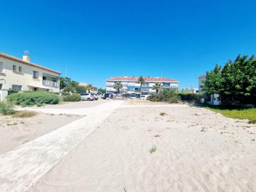 an empty beach in front of some buildings at Appartement moderne en bord de mer in Palavas-les-Flots