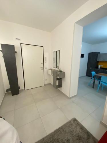 Habitación blanca grande con mesa y espejo. en AleVale apartment 450mt mare, en Grottammare