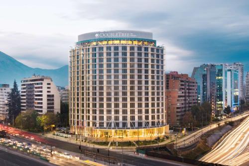 un gran edificio en una ciudad con una autopista en DoubleTree by Hilton Santiago Kennedy, Chile, en Santiago