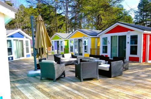 una terraza con sillas y sombrilla y algunos edificios en Long Cove Resort and Marina, en Charlotte