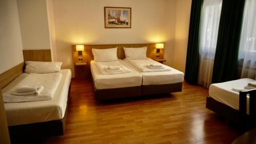 una camera con due letti di Hotel Hafner a Stoccarda
