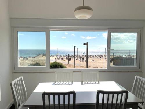 コスタ・ダ・カパリカにあるThe Luxe View Spotのビーチの景色を望むダイニングルーム(テーブル付)