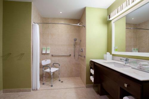 La salle de bains est pourvue d'une douche et d'un lavabo. dans l'établissement Homewood Suites by Hilton Queretaro, à Querétaro