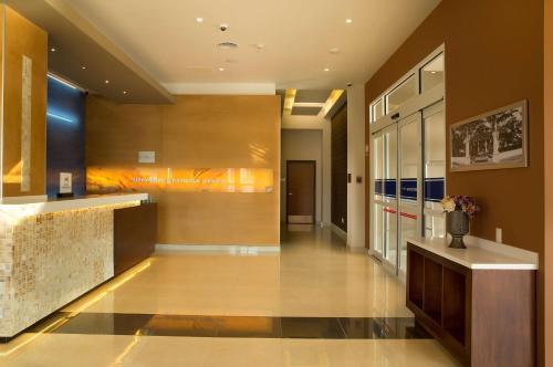 Hampton Inn & Suites by Hilton Paraiso في بارايسو: لوبي مبنى مع مكتب استقبال