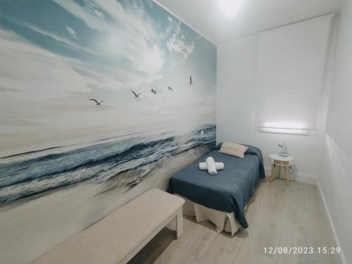 een slaapkamer met een schilderij van de oceaan en vogels bij RosaHome Sanxenxo in Sanxenxo