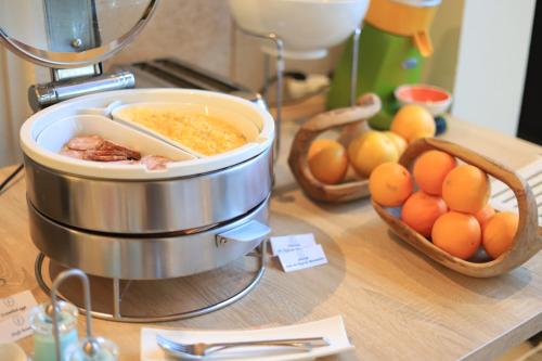 un procesador de alimentos sentado en la parte superior de un mostrador con huevos en Château de La Dame Blanche - Logis, en Geneuille