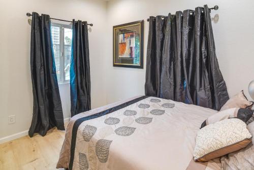 um quarto com cortinas pretas e uma cama em Pet-Friendly Riverside Vacation Rental with Patio! em Riverside