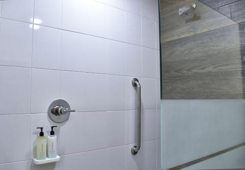 baño con ducha y puerta de cristal en Hampton Inn Tampico Zona Dorada en Tampico