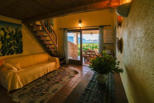 sala de estar con sofá naranja y escalera en Villaggio Cala Paradiso, en San Teodoro