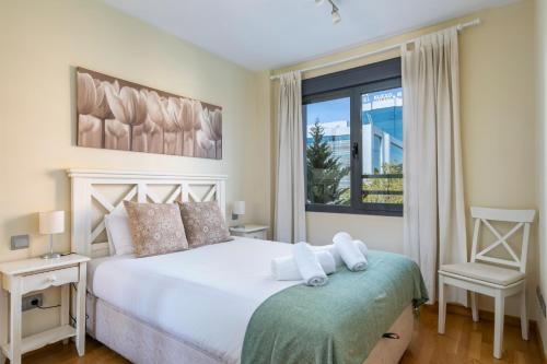 a bedroom with a white bed and a window at Nuevo Madrid - Apartamento de 1 dormitorio in Madrid