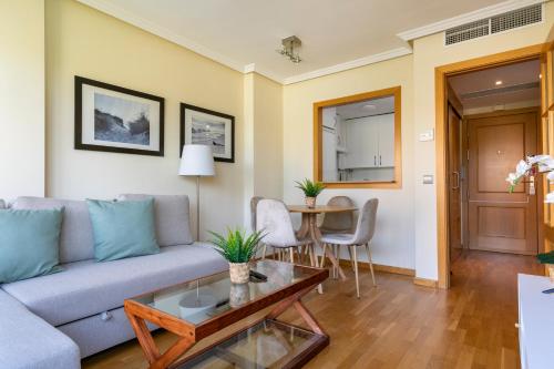 a living room with a couch and a table at Nuevo Madrid - Apartamento de 1 dormitorio in Madrid