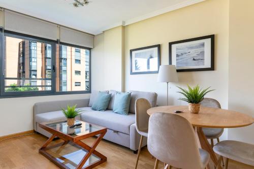 a living room with a couch and a table at Nuevo Madrid - Apartamento de 1 dormitorio in Madrid