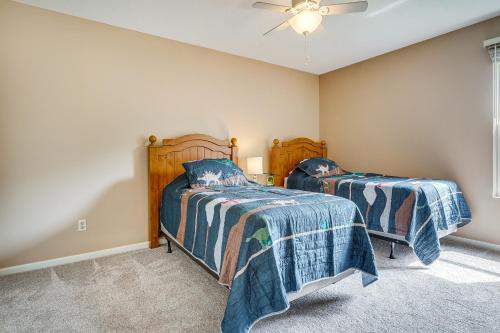 Katil atau katil-katil dalam bilik di Spacious Lewis Center Home with Yard and Gas Grill!