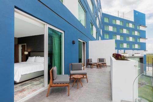 沙拉曼卡的住宿－Hilton Garden Inn Salamanca，酒店客房设有一张床和一个阳台。