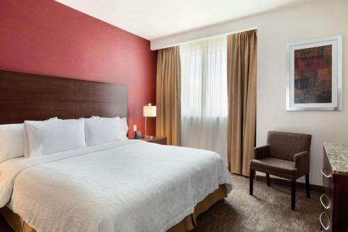 Hilton Garden Inn Queretaro tesisinde bir odada yatak veya yataklar