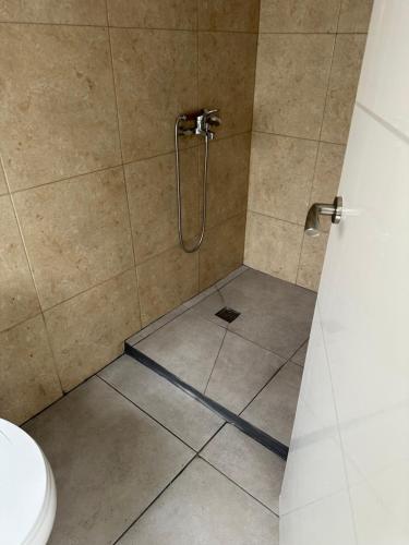 ein Bad mit einer Dusche und einem WC in der Unterkunft Hidden garden Central and quiet rest in Barcelona