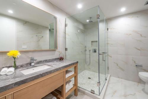  Koi Resort Saint Kitts, Curio Collection by Hilton -  Room  picture :   Tea/Coffee maker    Shower    Safety deposit box                           