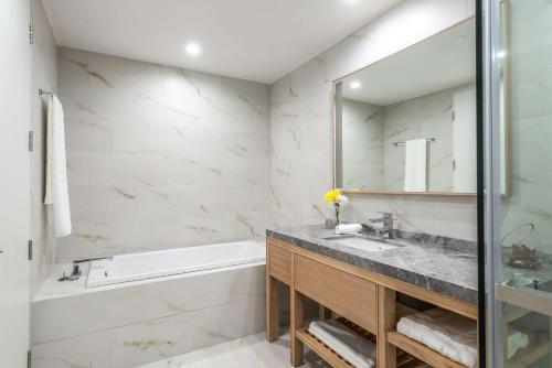  Koi Resort Saint Kitts, Curio Collection by Hilton -  Room  picture :   Tea/Coffee maker    Shower    Safety deposit box                           