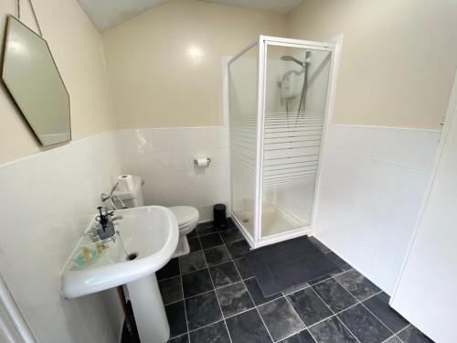 ein Bad mit einem Waschbecken und einer Dusche in der Unterkunft Cottage styled 2 Bedroom City Apartment Birmingham - Free Parking, no Caz in Birmingham