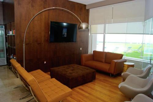 TV a/nebo společenská místnost v ubytování Hilton Garden Inn Veracruz Boca del Rio