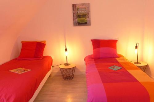 two beds in a room with two lamps on them at Ty Kerigan, Maison 3* proche de la plage - Locmariaquer in Locmariaquer