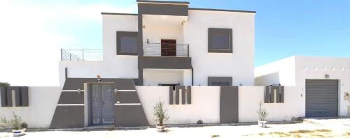 Villa Line في تاجورميس: بيت ابيض واجهه بيضاء وسوداء