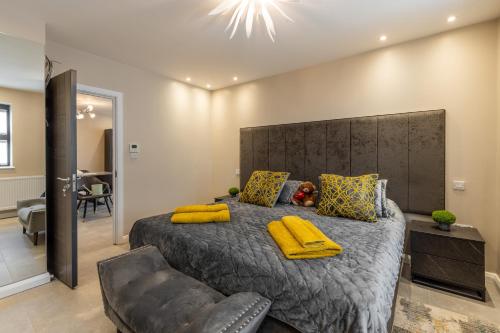 Posezení v ubytování Remarkable 2-Bed Apartment in London