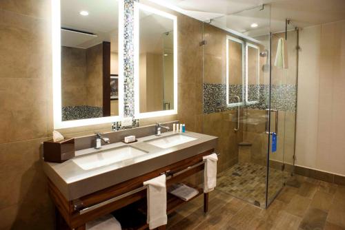 La salle de bains est pourvue d'un lavabo et d'une douche. dans l'établissement Hampton Inn Piedras Negras, à Piedras Negras