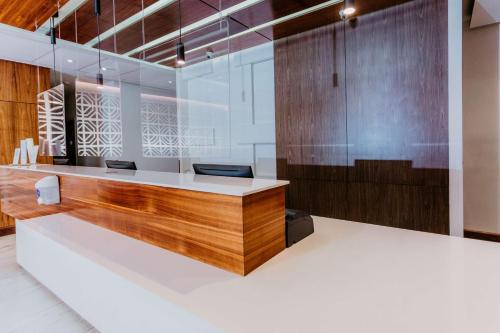 a lobby with a reception desk with wood at Hilton Garden Inn Silao Aeropuerto Bajio in Silao
