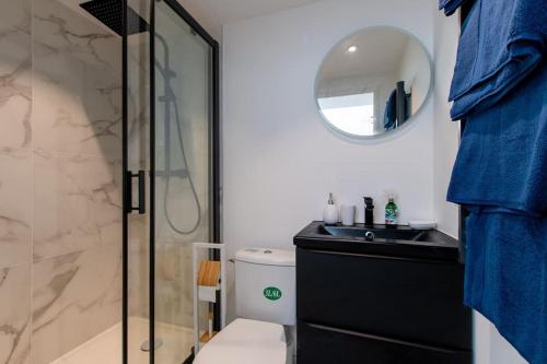 y baño con aseo, lavabo y espejo. en sousplex Cosy - proche tram et Corum - CLIM en Montpellier