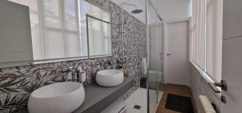 a bathroom with two sinks and a mirror at Remanso de luz y silencio en plena Puerta del Sol in Madrid