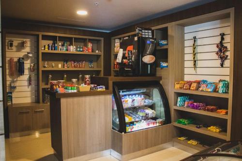 a room with a bar with a video game at Hilton Garden Inn Leon Poliforum in León