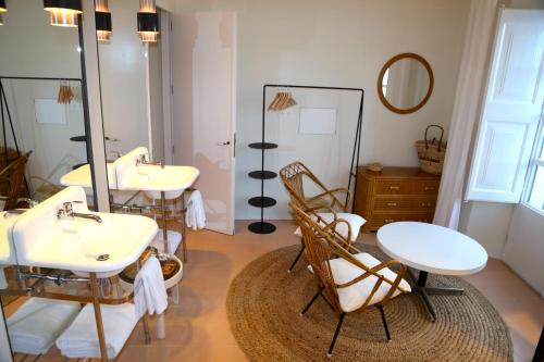 ein Badezimmer mit zwei Waschbecken und zwei Spiegeln in der Unterkunft Can Set in Cadaqués