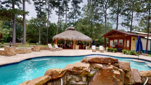 una piscina con cenador y una casa en Walnut Creek Retreat, en Waller