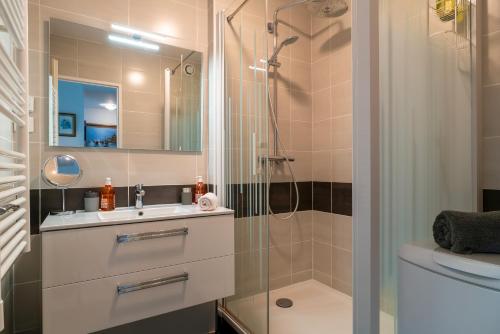 A bathroom at Appartement à Bénodet 3 étoiles avec vue sur mer