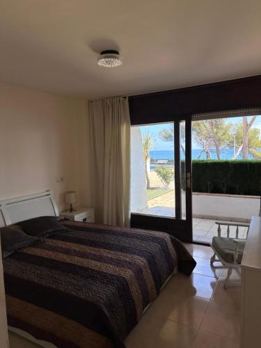 une chambre avec un lit et une vue sur l'océan dans l'établissement Passeig Maritim, à Miami Platja