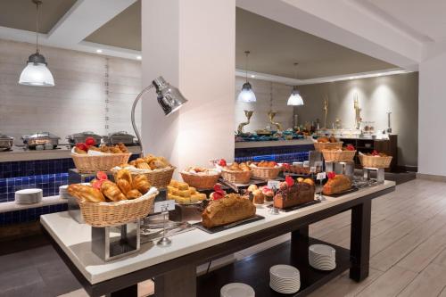 ein Buffet mit Brot und Gebäck auf einem Tisch in der Unterkunft Casablanca Marriott Hotel in Casablanca