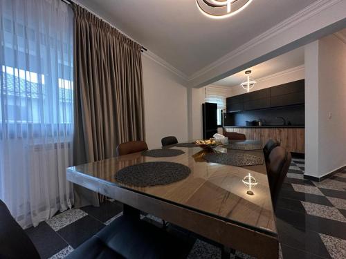 a living room with a dining room table and a dining room at Apartament Adela Giulia in Buzău